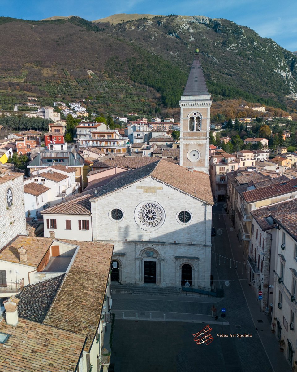 #drones #dronestagram #dji #droneoftheday #dronelife #djiglobal #italy #gualdotadino #djimavicpro #droneporn #djimavic #dronesdaily #photooftheday #travel #instadrone #nature #landscape #picoftheday #volgoitalia #video_art_spoleto #umbriatourism #igersumbria #umbriagram