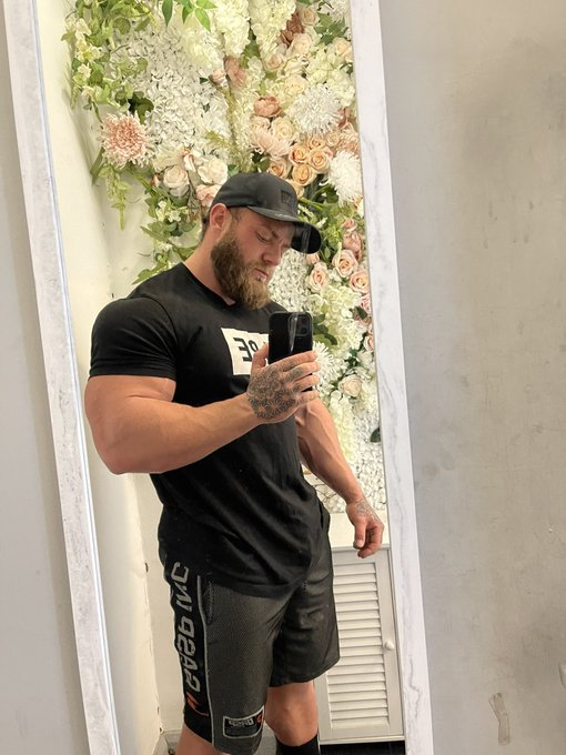 Arm day https://t.co/omguEbJGCk