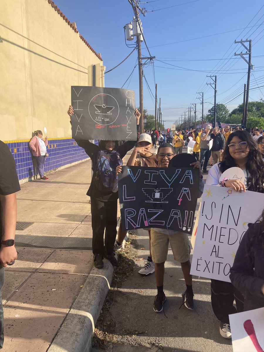 Bonham Academy PRESENTE! Estudiantes de secundaria presente en la Marcha en honor a Cesar Chavez. Gracias Maestra Cisneros y Maestra Manríquez Middle school present at the Cesar Chavez March. Thanks to Maestra Cisneros and Maestra Manríquez