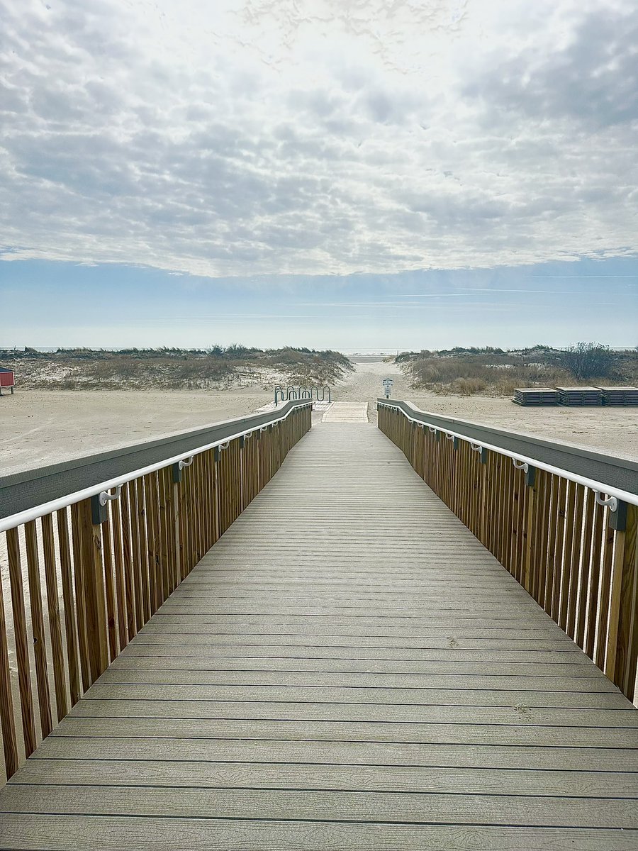 Tboo211's tweet image. A friend shot this in #WildwoodNJ after saying it was the most bizarre weather they’d ever seen, rain, flooding, it was so cold they bought an extra jacket and their lips were completely cracking.. check out that sky… #WeathModification