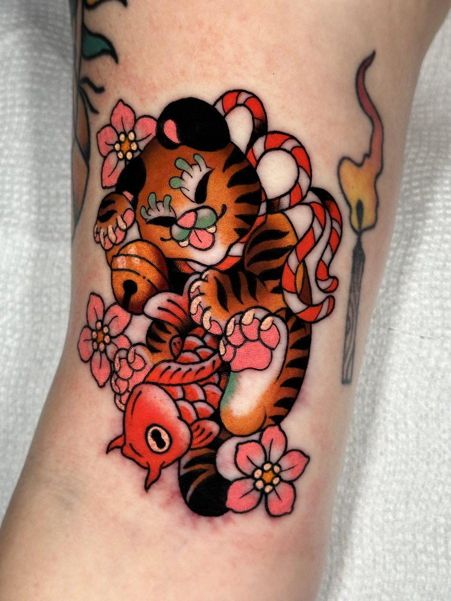 Freakin adorable maneki neko inspired tiger 🐯😩🥺