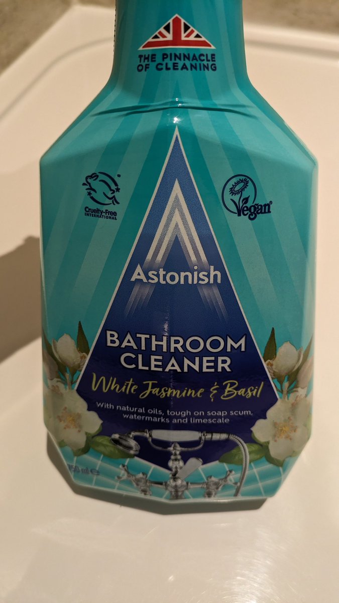 Love this @Astonishcleaner Bathroom cleaner our shower smells amazing #Vegan #Crueltyfree @TheVeganSociety @vegantrademark 🌻🌻Anyone else tried it?