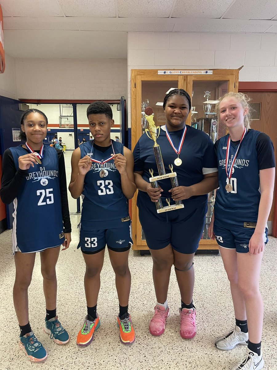 Congrats to some of our Lady Hawks and their AAU team on taking home the gold in their first tournament! 🥇 @ihoop_nylah5 (2027) @Kalaesiaa (2025) @LydiaThomas07 (2025) @amylissow (2025)