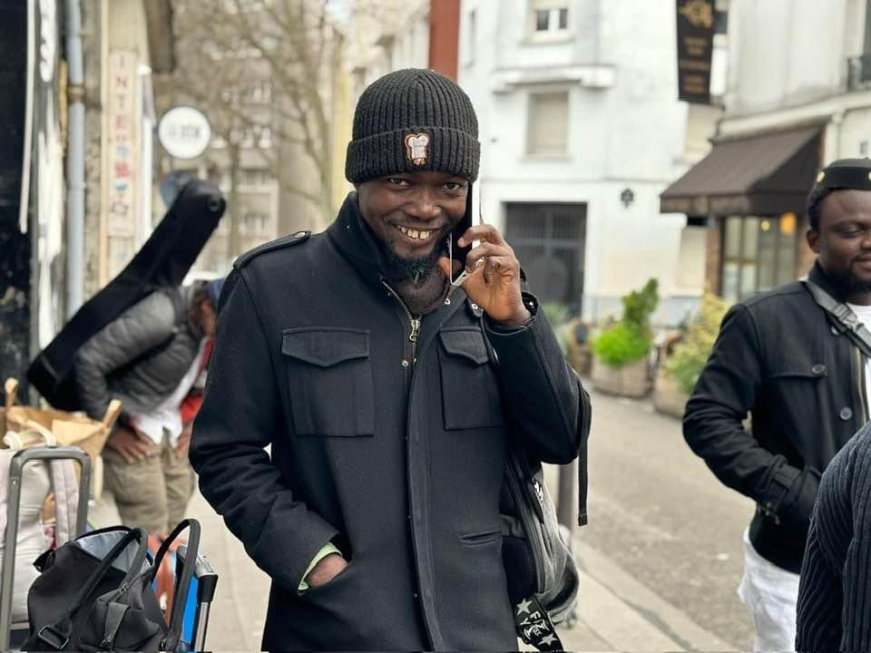 Le moments #sérieux sont à porter avec #sourire. 
On n'a jamais pu résoudre quelque problème avec la mine serrée. 
#Paris #QNESG #Lavoirmoderneparisien
<a href="/wasexo/">Wa sé xo</a>