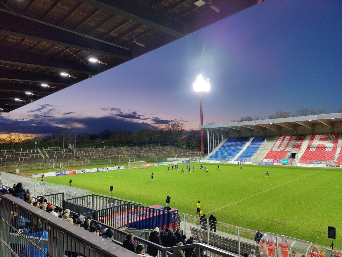 WM_Joost's tweet photo. Wedstrijdje bij de voormalig Bundesliga bespeler KFC Uerdingen, na meerdere financiële crises spelend in een half gerenoveerd stadion. Zolang er in de Oberliga gespeeld wordt zal de overkant nog wel even leeg blijven https://t.co/Y4RGFawoL2