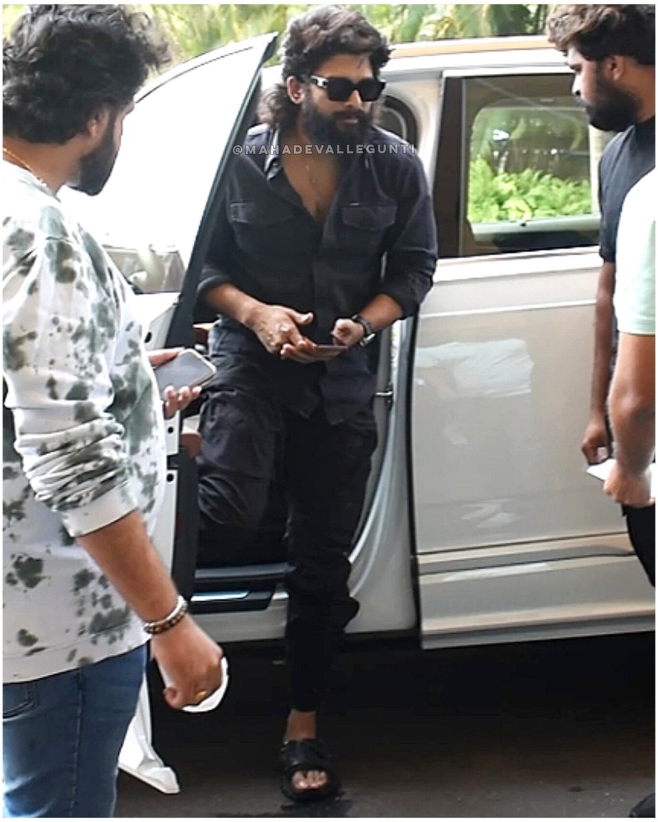 MAllegunti's tweet photo. Here are some EXCLUSIVE PICS of Allu Arjun 's quick visit to Mumbai for a Day Shoot of Pushpa 2 .

#AlluArjun𓃵 #PushpaTheRule #pushparaj #rashmika https://t.co/rgUrPgMc3s