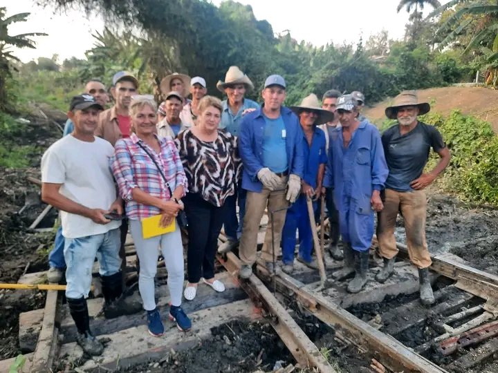 DeivyPrezMartn1's tweet photo. Las Brigadas de la  UEB Vías y Puentes  Melanio Hernández y Jarahueca garantizan la reparación del ramal para  que la caña llegue al central y la molida sea segura, un trabajo duro en condiciones difíciles, pero ahí están #GenteQueSuma comprometidos en #SanctiSpíritusEnMarcha https://t.co/GpU1pDnI2l
