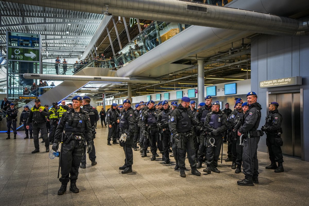 Vandaag zegevierde alweer het kapitalisme en de bescherming van de vliegende grootvervuilers van deze wereld! 105 arrestaties, waarvan er nog een aantal vastzitten. We komen terug, de eisen zijn duidelijk: stop fossiele subsidies, stop privéjets en halveer het aantal vluchten!