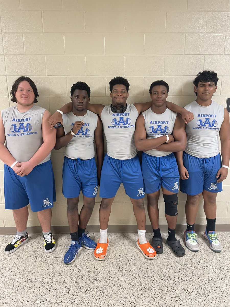 So proud of these 5 guys. It was their First Strength State Championship Competition and these guys all set new personal records!! Also tally a 4th place finish in 4A as a team!! @gilchrist_kris @KeysMontrelle @coopdawglang @Y4v3_JCG @BryantCherryJr #FLY 🦅🏈🦅💪