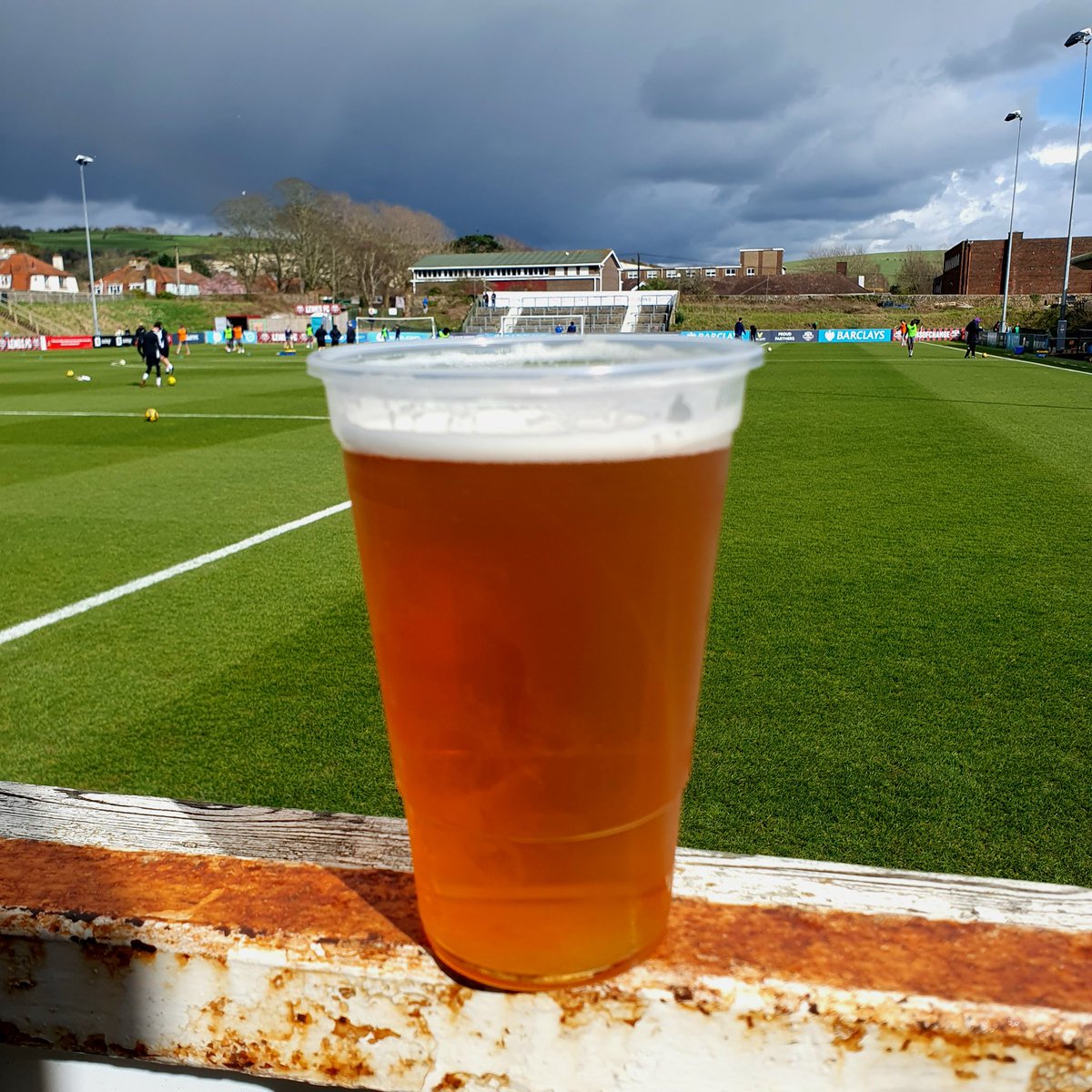 Been away from the Pan for a while but great to be back to see @LewesFCMen pick up all three points. Loved catching up with everyone, plus bonus marathon chat/advice! Another plug for Chestnut Tree House...only two weeks till the Brighton Marathon 😬 justgiving.com/page/kevin-bro…