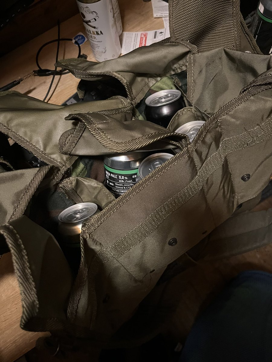pullisveikko's tweet photo. Tieteellisen tutkimuksen alttarilla.
Tiesittekö, että M/91 taisteluvyöhön saa mukaan tarvittaessa lavallisen kaljaa.
#inspiraatio #taktiikka #militaria https://t.co/Mt8XiaN0V7