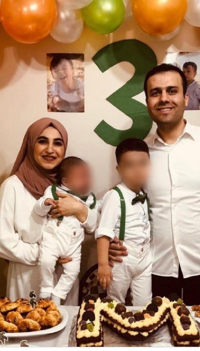 Bu iki küçük çocuğun sesi olmalıyız. Küçücük yavrulara yazık değil mi, anneleri yoğun bakımda, babaları içerde...
Gerçekten kopsun kıyamet.

FerhatNerse Adalet Bekliyor