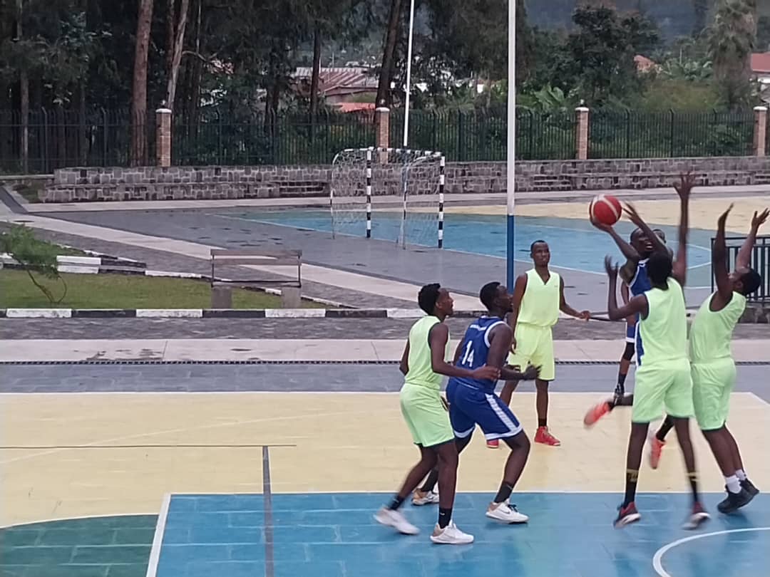 Mu marushanwa y'Umurenge Kagame Cup muri Basketball mu bagabo, ikipe ya @KicukiroDistr ihagarariye @CityofKigali yatsinze ikipe y'Akarere ka @RutsiroDistrict ihagarariye @RwandaWest hamwe n'ikipe ya @GicumbiDistrict ihagarariye @RwandaNorth ikaba yakatishije itike ya 1/2 final.