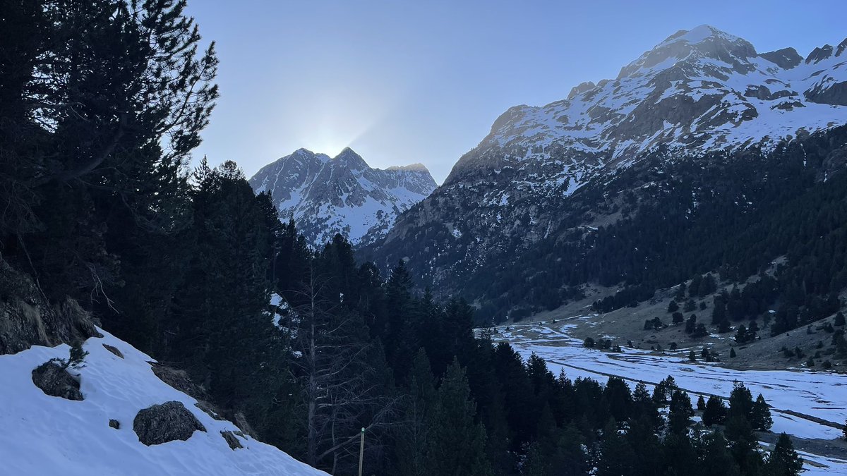 Por la mañana esqui. Por la tarde paseos sobre la nieve…🥰

#llanosdelhospital #valledebenasque #benasque #balldebenas #yasoylugareño #hastaquelasrodillasaguanten