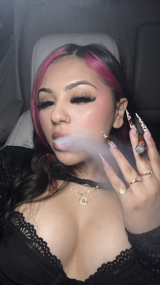 breariass's tweet photo. finger nails exotic, gotta look cute when i’m smokin’ weed https://t.co/1mgsxYPU3u