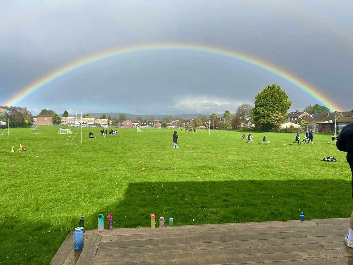 It’s great to be back! Fantastic to see so many kids back out this afternoon playing Gaelic Football but most importantly having FUN🏐🔵