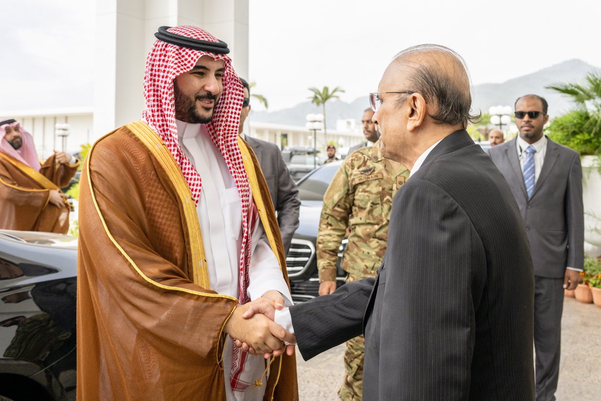 kbsalsaud's tweet photo. بتوجيه من القيادة -حفظها الله- التقيت فخامة رئيس جمهورية باكستان الإسلامية آصف علي زرداري.
تشرفت بنقل تحيات القيادة -أيدها الله-، واستعرضنا خلال اللقاء علاقاتنا التاريخية بين بلدينا الشقيقين وسبل تعزيزها، وشكرت فخامته على منحي وسام (نيشان باكستان). https://t.co/9FrNncS56Q