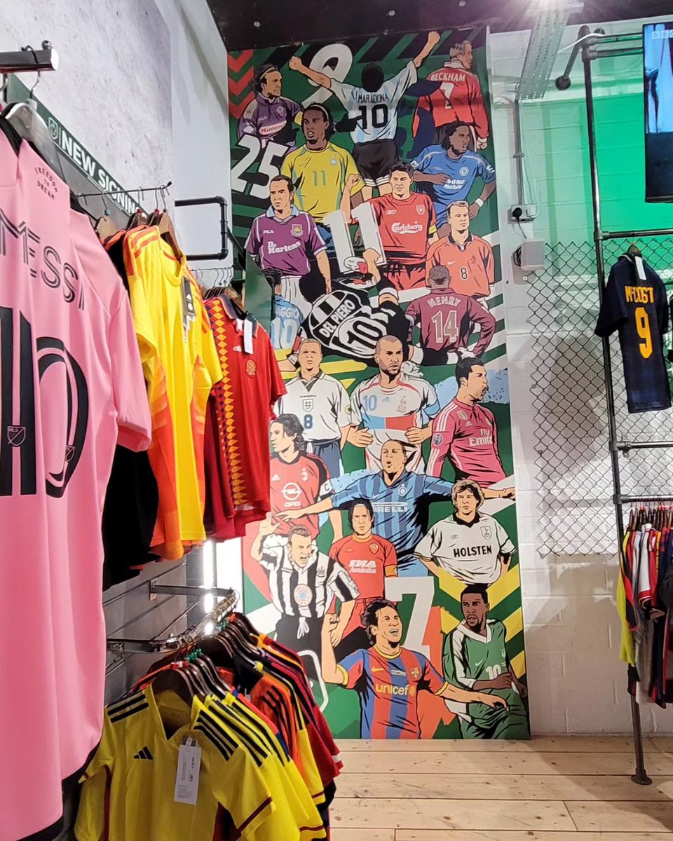 Descripción perfecta del paraíso de las camisetas. Se trata de Classic Football Shirts, una tienda vintage en Londres. Colección de camisetas de Jeremy Sarmiento en Classic Football Shirts.