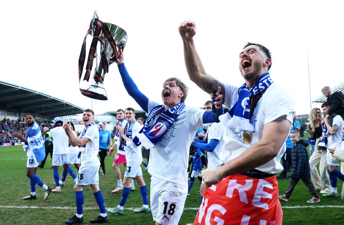 Congratulations, @HarryTyrer and @ChesterfieldFC! 👏 The Spireites have clinched promotion to the Football League and @TheVanaramaNL title following a 3-0 win against Boreham Wood. An 11th clean sheet of the league campaign for on-loan #EFC goalkeeper Tyrer. 🔵