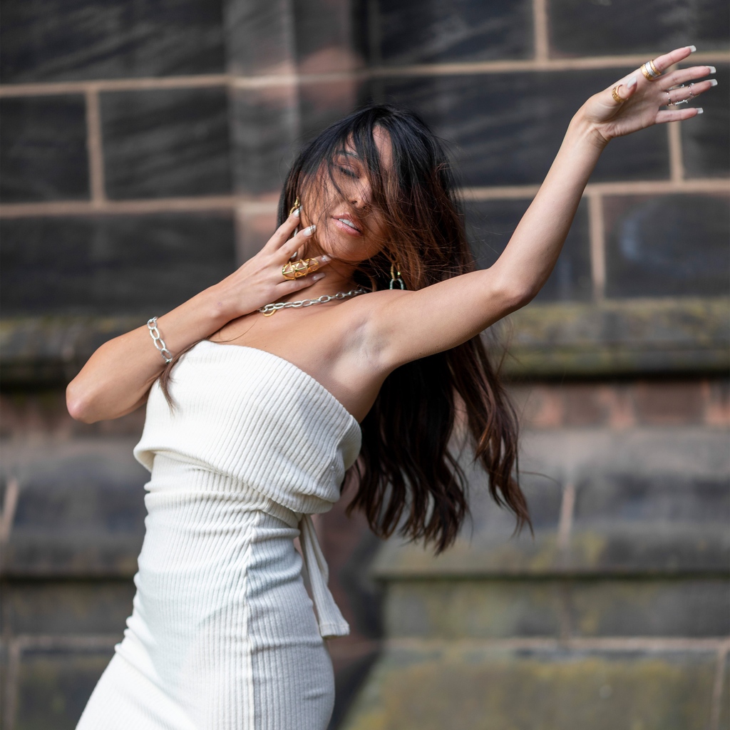 Dancing into the weekend with sleek silver and gold adornments. 💃