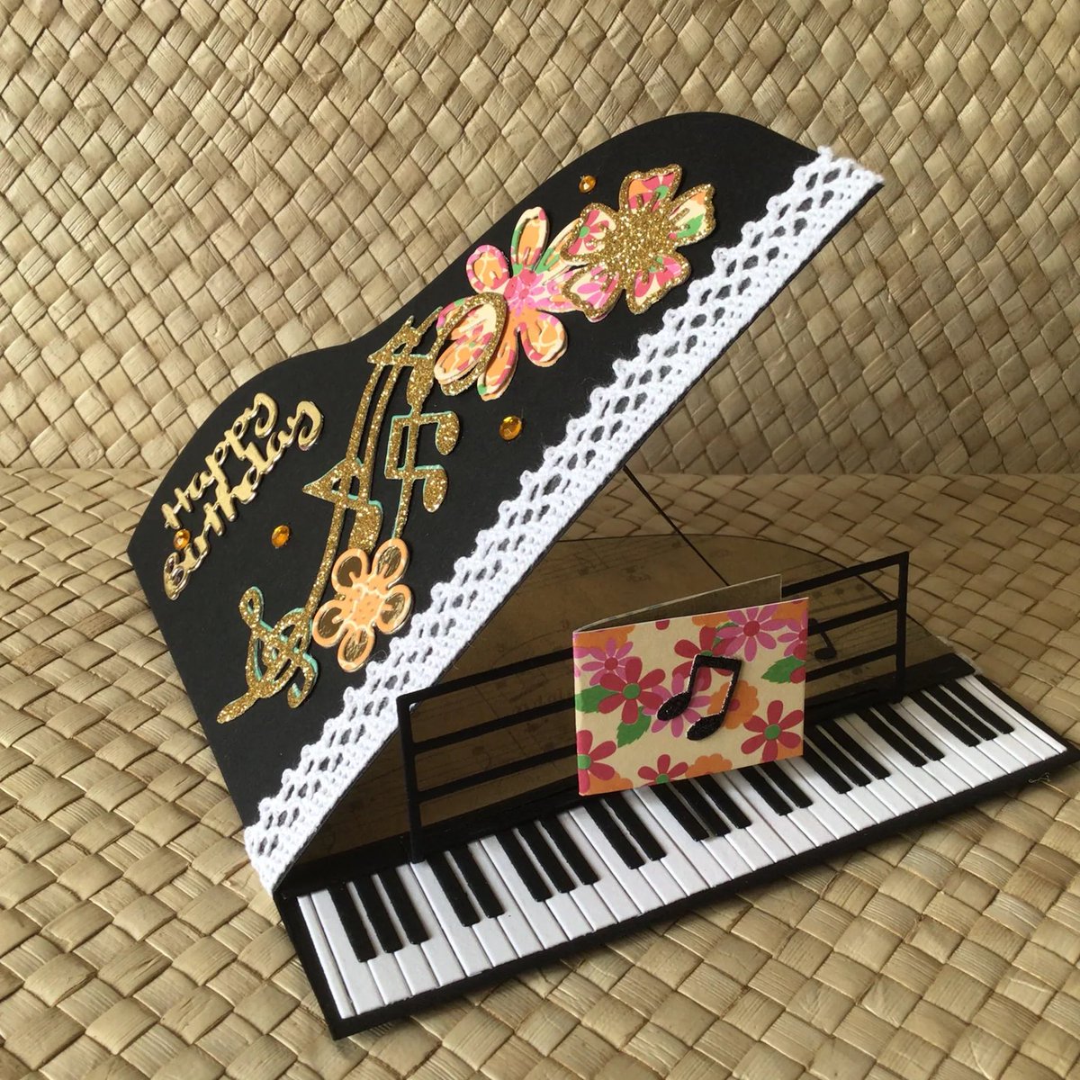 cardsallacarta's tweet photo. Baby Grand Piano Easel Card - Pianist Birthday - Open Lid Card by AllaCartaCards https://t.co/Mkfj5uqkQe via @Etsy

#networkwiththrive #craftershour #shopsmalluk #bespokecards https://t.co/KJsMBE6f0P