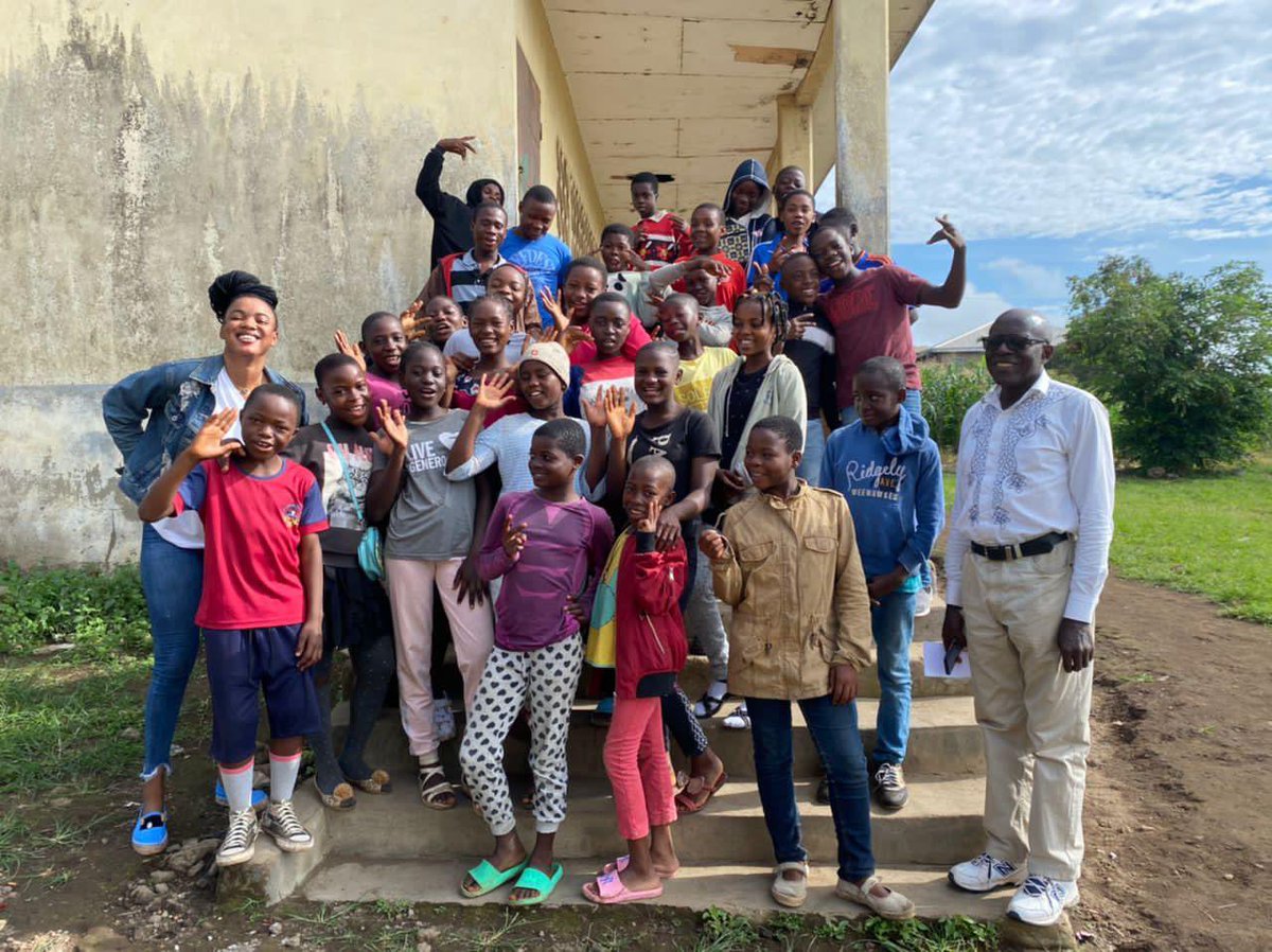TegaCameroon's tweet photo. 📚 L'éducation est une lueur d'espoir, même dans les moments les plus sombres. Dans les zones de crise, où règnent conflits, déplacements et catastrophes, l’éducation reste une bouée de sauvetage pour les adolescents vulnérables. Rejoignez-nous https://t.co/oURR7J8XDj https://t.co/EynGIrGQC7