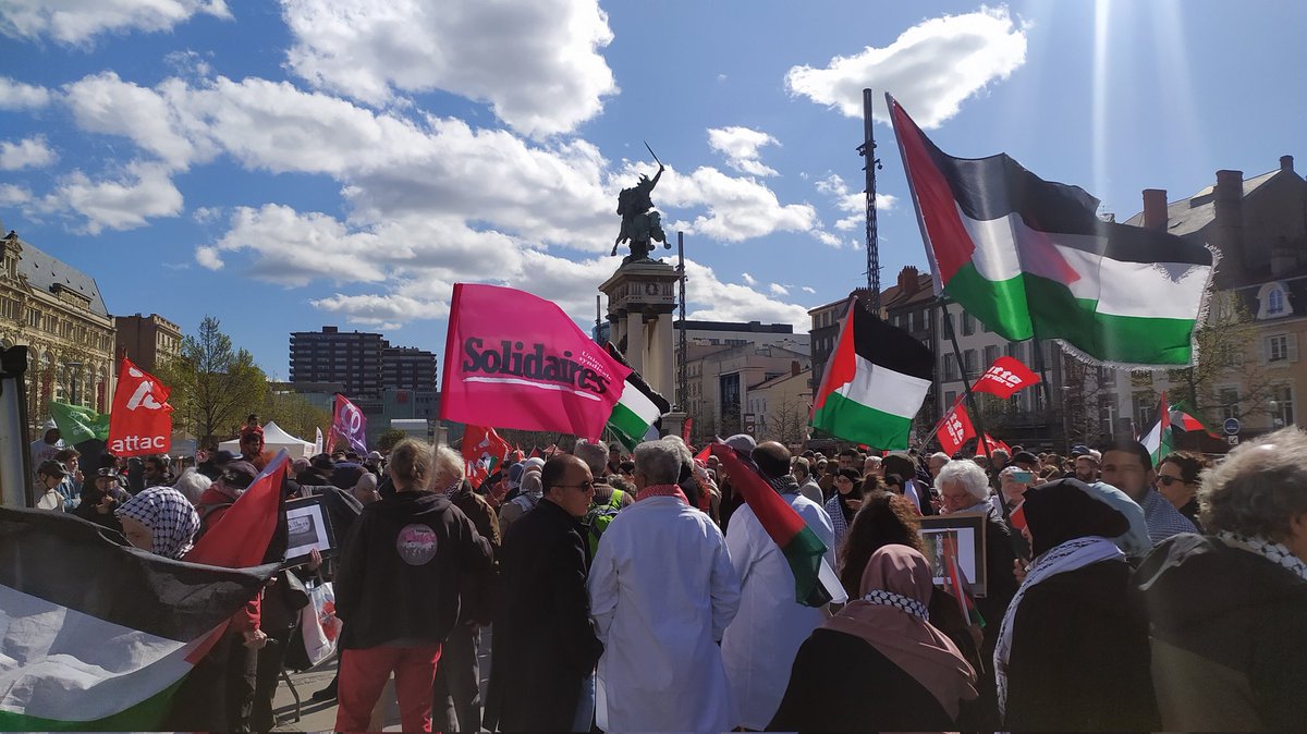 À #ClermontFerrand, la mobilisation en solidarité avec la #Palestine ne faiblit pas ✊
Apartheid, occupation, colonisation, ça suffit ! #cessezlefeugaza 
Le collectif se réunit mardi pour décider de la prochaine manifestation qui aura lieu, a priori, dans 2 semaines, le 6 avril.