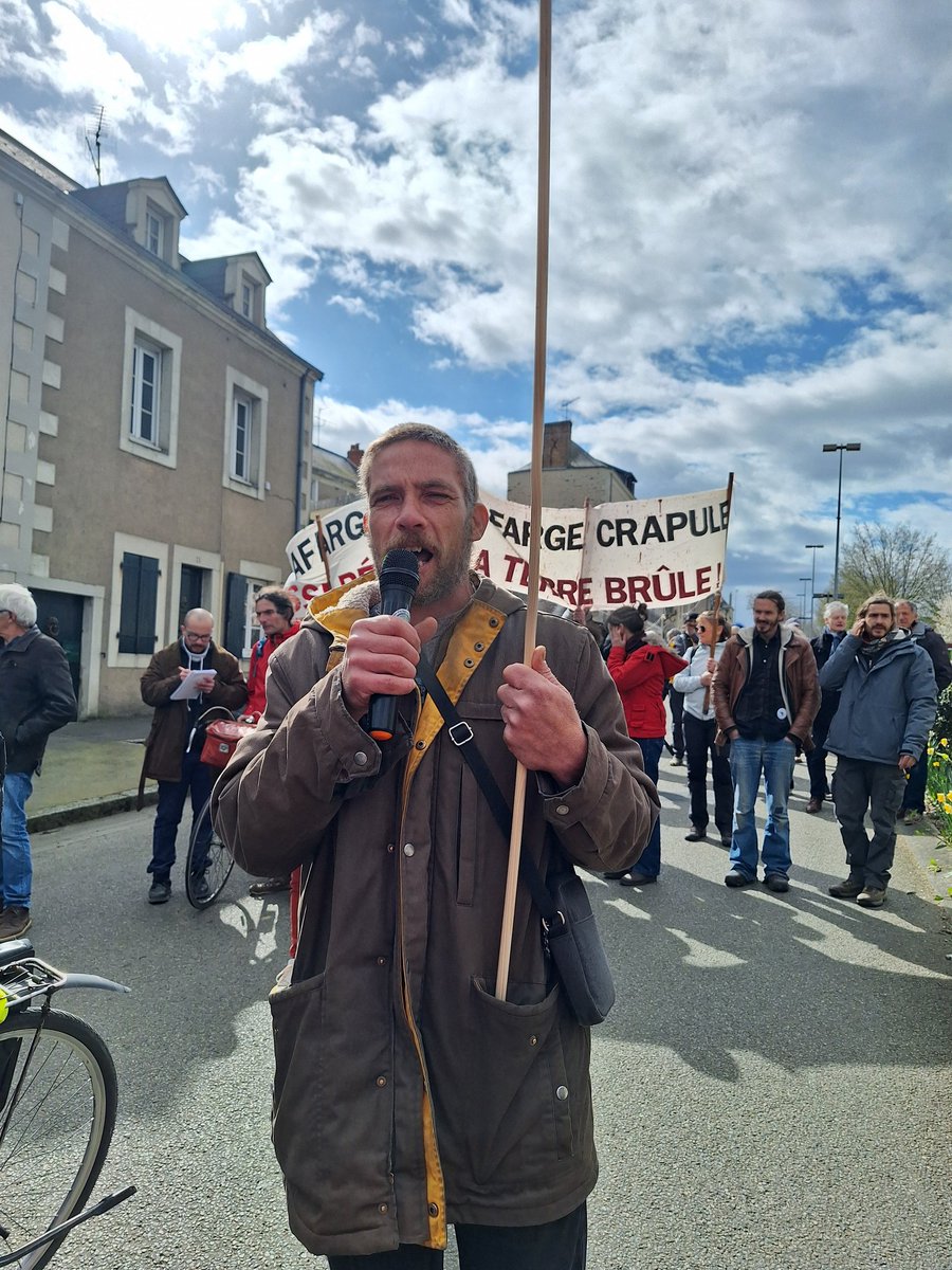 DetaisMarion's tweet photo. En soutien à la manifestation contre l'extension de la carrière Lafarge 
"Ne laissons pas faire, 
Lafarge bétonne,
Protégeons nos terres,
Y'a le climat qui déconne,
La nature qu'on empoisonne,
Et bientôt, plus d'eau pour personne,
Mais Lafarge bétonne"
#soulèvementdelaterre Anjou https://t.co/NuOPEoPSt6