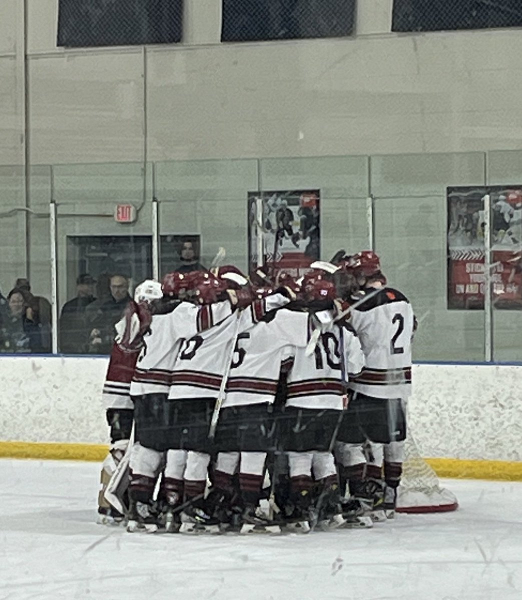 The last huddle. 

Amazing ride with these young men making it to the quarterfinals at <a href="/usahockey/">USA Hockey</a> Nationals. 4-5 loss to Bishop Canevin this morning, lots to be proud of!

#USAHNationals