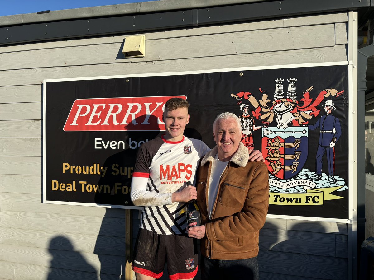 DealTownFC's tweet photo. 🤩TODAY’S MOTM🍾

2️⃣ in a row for Greeny, chosen by sponsor Larry Pearlman, as the Perrys MOTM 👏🏼 

4️⃣ supporters won a 2️⃣4️⃣/2️⃣5️⃣ season ticket 👏🏼

Thank you to the 1️⃣0️⃣8️⃣6️⃣ coming on @nonleaguedayuk; a new record 👏🏼

#COYH 🖤🤍

P.S - You’ve drunk us dry of @krombacherUK 🍻 🤩 https://t.co/HmnjmXieLg