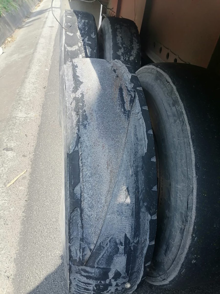CAMIÓN CIRCULABA CON LLANTAS TOTALMENTE DEFECTUOSAS 

Las autoridades del <a href="/VMTElSalvador/">VMT</a> impusieron una multa a un camión que circulaba con llantas en mal estado, lo cual podría ocasionar un trágico incidente. 

También se multó por no portar extintor, incumpliendo las