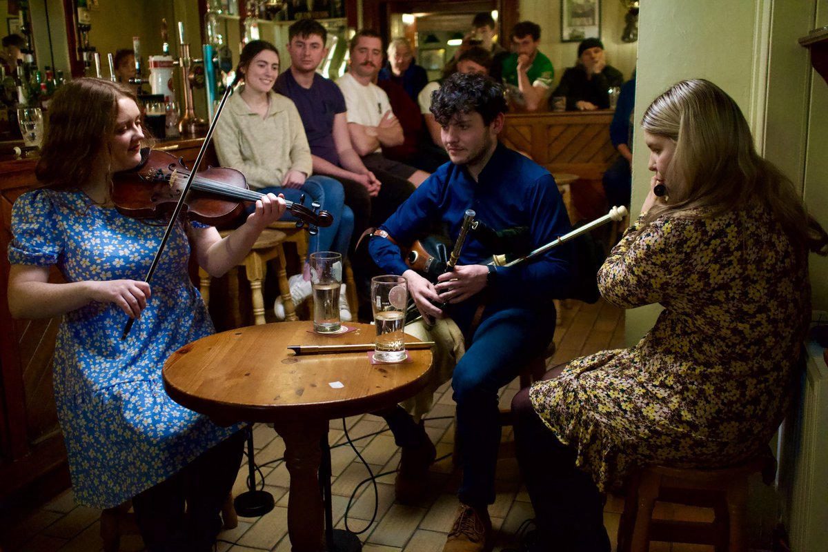 Beidh oíche speisialta ceoil romhainn i gCill Mhantáin amárach 🎶 📺 Geantraí | @TG4TV 📍Tutty’s, Cillín Chaoimhín 🔔Dé Domhnaigh - Sunday ⏰22.30 @TradTG4