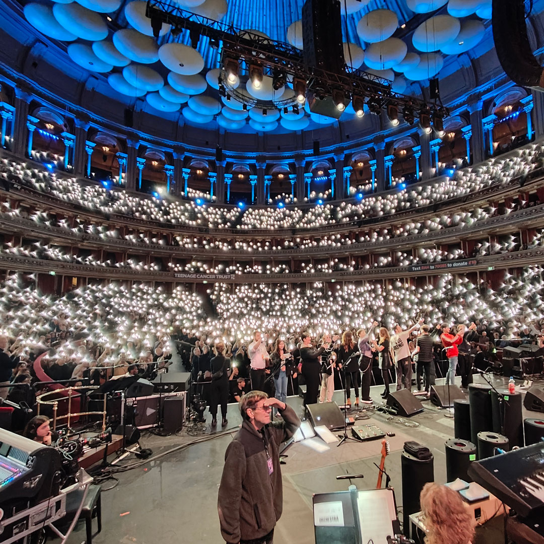 This is what 5,000 smart phone flashlights looked like in the @RoyalAlbertHall in 18 March 2024 when The Who were about to take the stage in aid of @TeenageCancer Trust. Read about this and other Who gigs in Brian Kehew's excellent Backstage Blog thewho.com/backstage-blog…