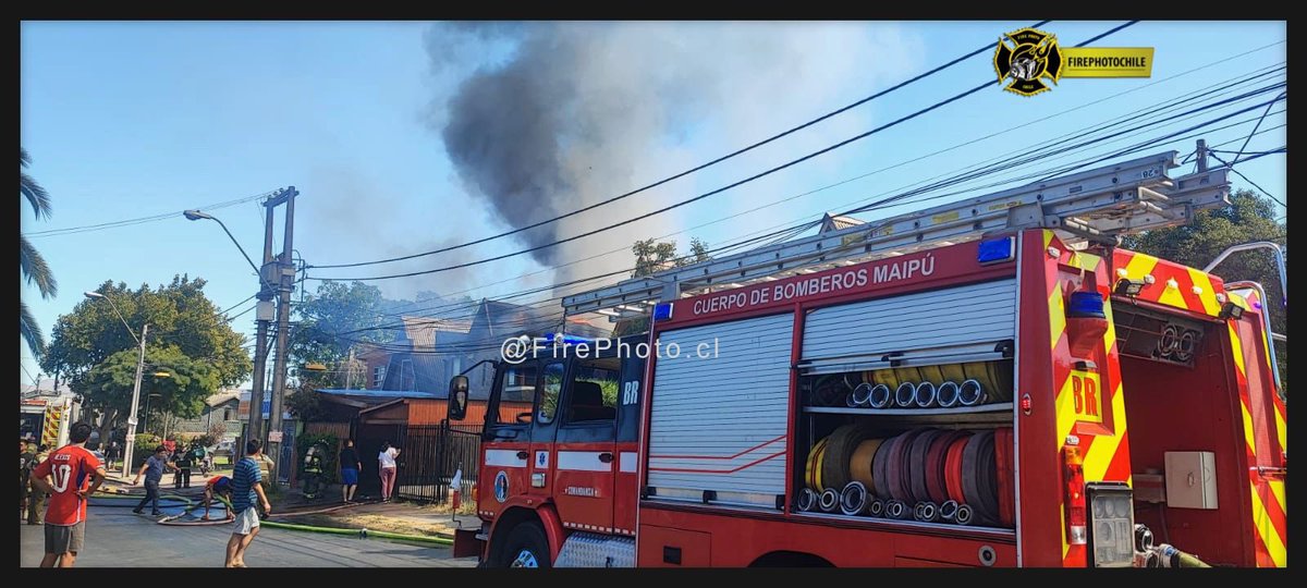 FirePhotoChile's tweet photo. CB MAIPU TRABAJA EN FUEGO EN CASA HABITACIÓN 
Clave: 10-0 / 1era Alarma de Incendio 
Oficial a Cargo: Comandante 
Dirección: San Martín/3 poniente 
Comuna: Maipu 
Fecha: 23 de marzo 2024
Registro de F6
@coderougeinfo
@firephotochile
@CENTRAL132MAIPU 
Registros independientes https://t.co/7BnZZyFZm1