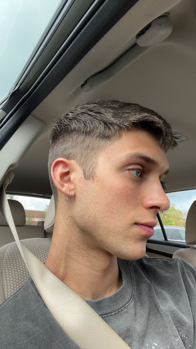 enyafanacct's tweet photo. I become a new person w a very simple haircut https://t.co/qrZ3LZPcvj