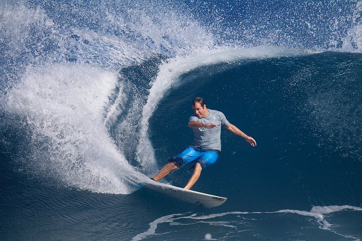 Have fun looking for fun waves to shred up this weekend! Here’s Kiva Rivers carving up a wave at Hookipa Beach on the #northshore of Maui! 😁🏄🏻‍♂️ #surfinglife #wavecarver #shortboard #maui #oahu #bigisland #kauai #honoluasurfco #honoluasurfco