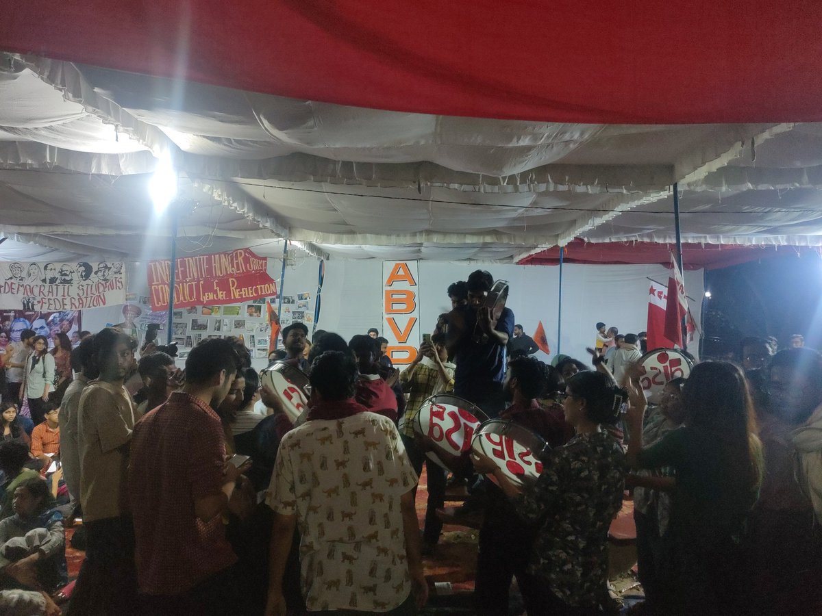 pherozevincent's tweet image. माहौल #JNUSU #DelhiSpring