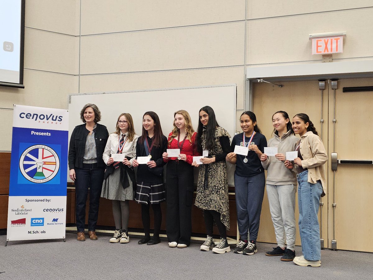 Dr. Hattenhauer presented awards to the authors of some fantastic Chemistry projects at the Science Fair on Saturday hosted by @MemorialUSci. @MemorialUChem @EasternNLSci