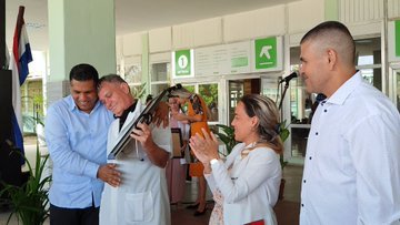 En el hospital d #Cienfuegos se entregó el Premio Enrique Barnet a consagrados. El sello conmemorativo 45 Aniversario se otorgó a médicos d trayectoria relevante entre ellos el Dr. Alfredo Darío Espinosa Brito Premio #OPS en Liderazgo en la atención a servicios d la salud 2023.
