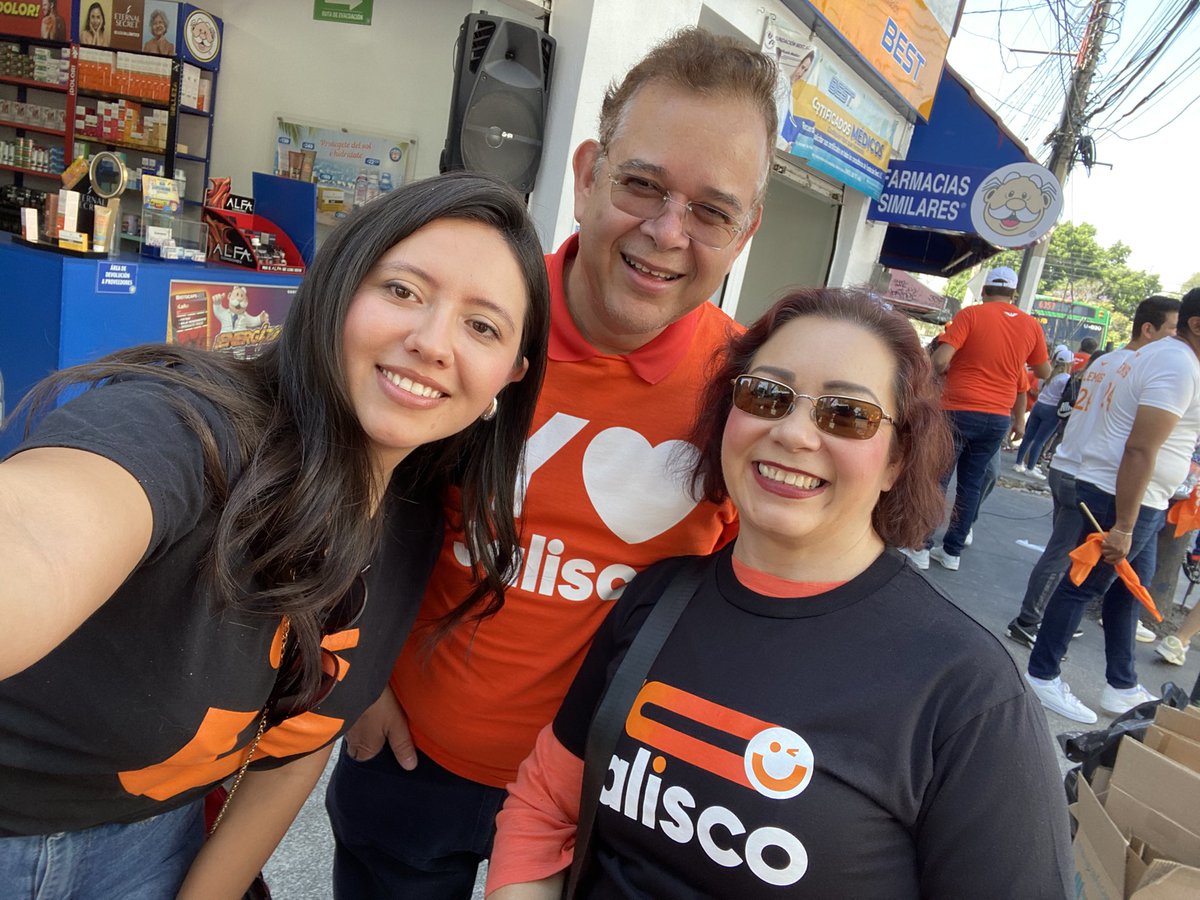 Hoy estuvimos en la pega de calcas en Av. Arco del Triunfo y Juan Gil Preciado, jalisco es naranja 🧡🍊

#LemusGobernador