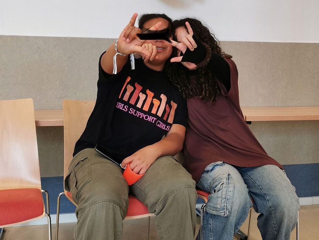 Wir sind  seit gestern abend bei rofa und radikal. Die Reise war lang, aber wir haben es geschafft. 😅
Wir haben heute ein chaosspiel gemacht, dann gings weiter mit Workshops. Es gibt stickerdesign, fledermausbunker, politische Kunst und improtheater.🤟🏼💁🏻‍♀️
Freundschaft!
#wirfalken