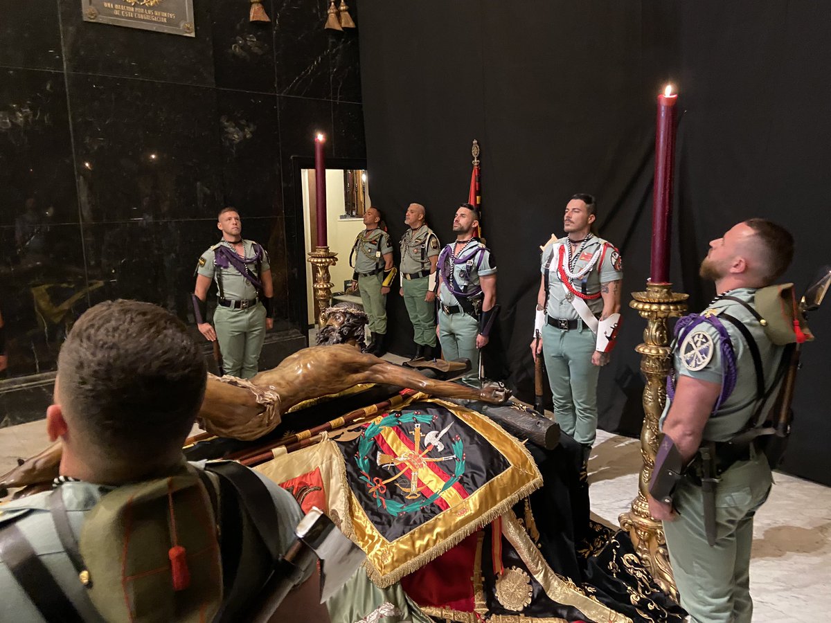 Las escuadras de gastadores de <a href="/Lalegion_es/">La Legión</a> realizan la guardia de honor al Cristo de la Buena Muerte y Ánimas en la capilla antes de finalizar el acto. #CofradíasMLG