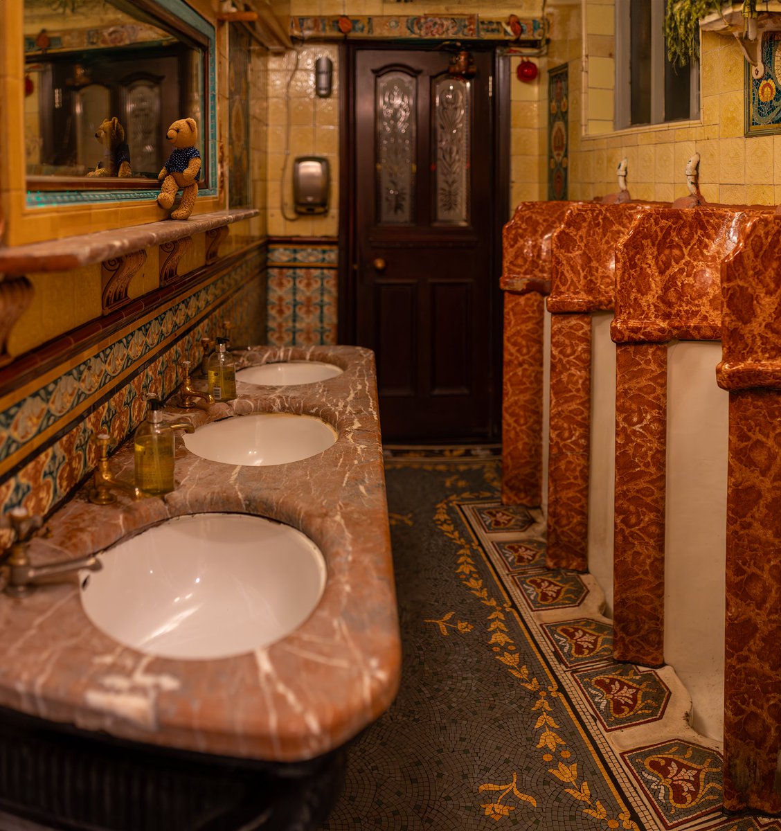 'Oh #Liverpool Loo, lovely Liverpool Loo...'😉 The gents in the Philharmonic pub.