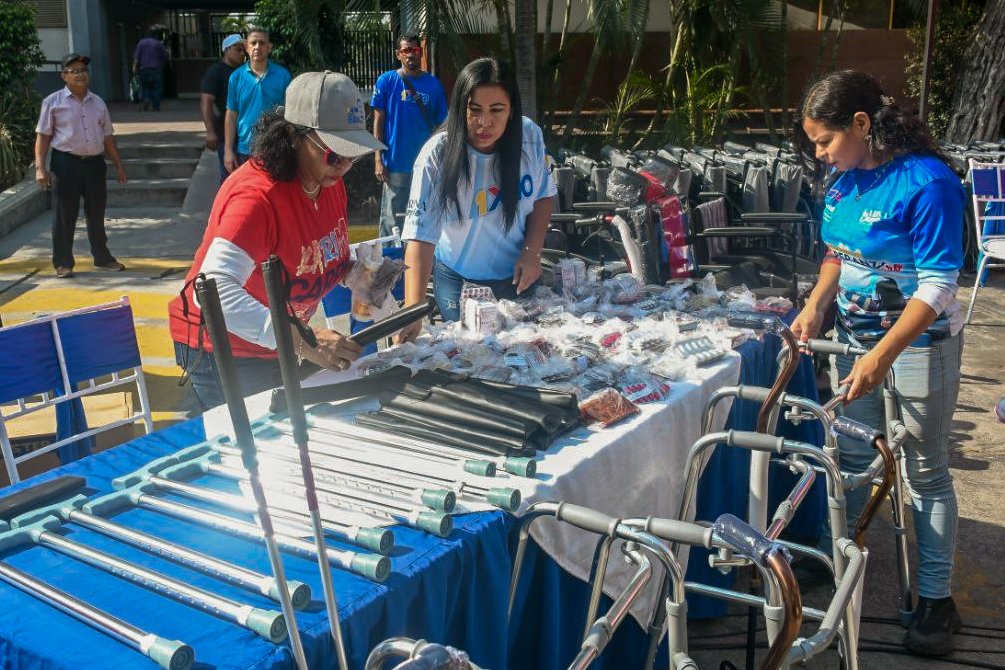 ¡Amor infinito por nuestro pueblo!

El 1x10 del Buen Gobierno ha sido un método eficaz, desde el estacionamiento de la <a href="/GobiernoAragua_/">Gobierno Aragua</a> hicimos la entrega de 406 ayudas técnicas al municipio Girardot que fueron solicitadas a través de la VenApp. 

<a href="/NicolasMaduro/">Nicolás Maduro</a>