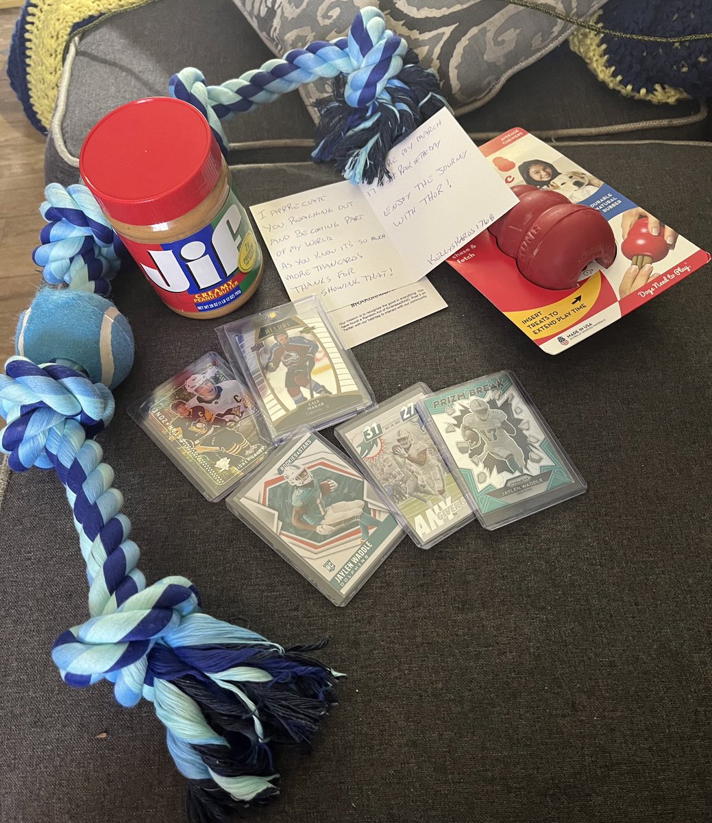 Thank you to @KellysKards1768 for the #RAKOFTHEDAY! 

I love the cards and author loved the rope ball toy. 

You are a hobby great.