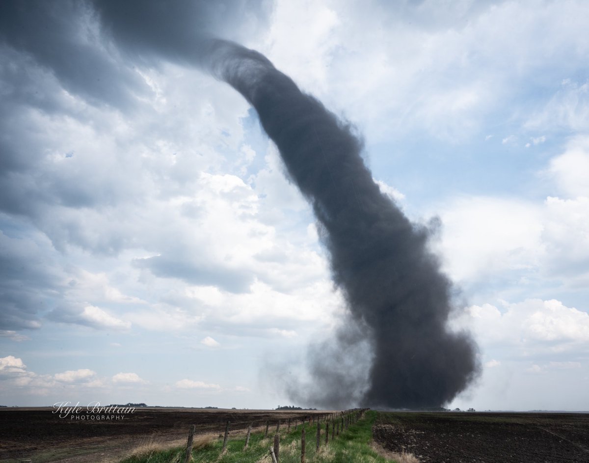 I think tornadoes got me into cosmic horror… It’s difficult for me to explain but there’s something rly unnatural about the way they look TO ME. I recognize they are simply a vortex of wind, cloud, and debris, but the scale and strange shapes feel really otherworldly 1/5