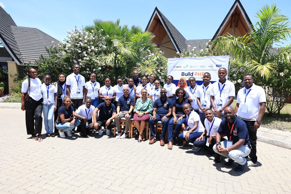 Ladychumbaz254's tweet photo. "PHED leaders from cohort one unite with Cohort Two, brainstorming innovative ways to integrate population health and environmental initiatives within communities and celebrate the cohort two during their graduation #BUILDPHED
@Ke_PHEYouth
@USAID https://t.co/yoW6J18oRU