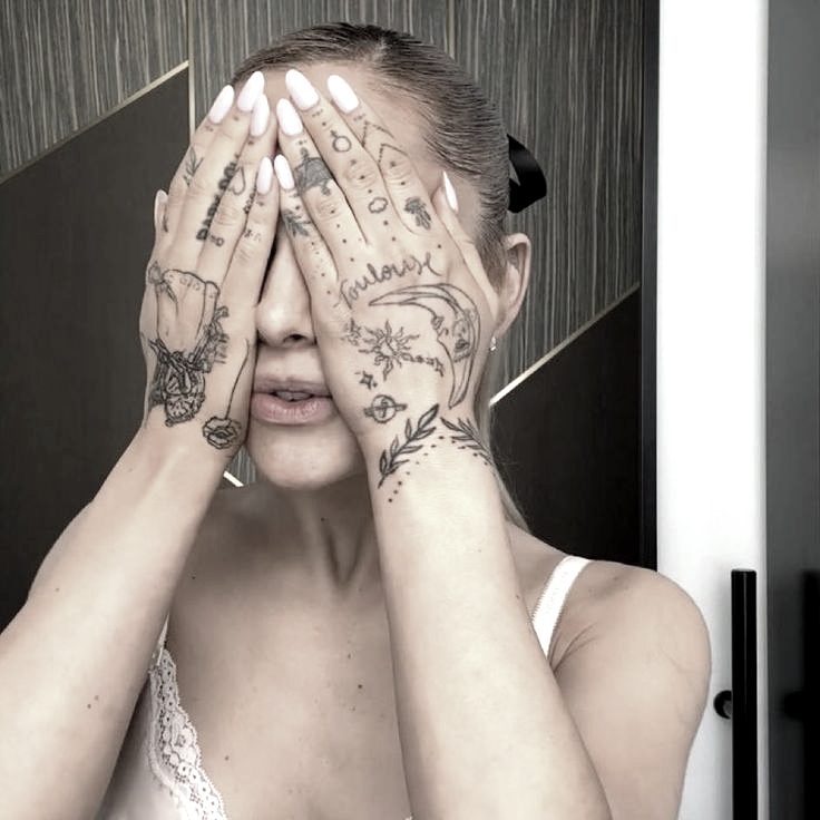 bedcehm's tweet image. all of ariana grande's tattoos  ೄྀ࿐ ˊˎ-
— a thread . . . ☁️