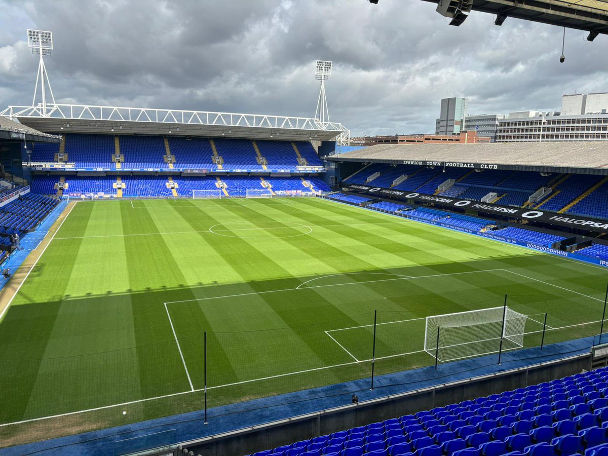 Day 6 #GroundsWeek 
Match day #itfc Women v Chatham. Single widthways mow and mark. All the grow lights out post match. 
10,000 attendance 🔵⚪️