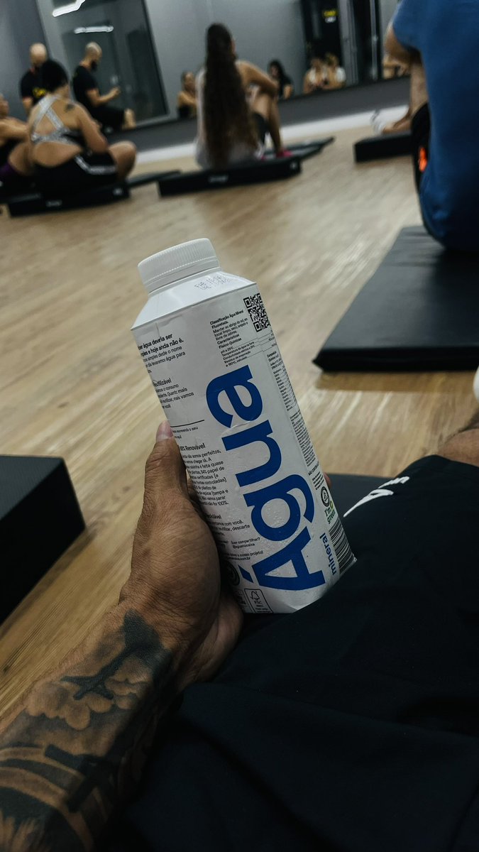 RaueRafael's tweet photo. @lauostrowski Tem que respirar água na caixa 24 horas.  Só bebo água na caixa e tá tudo bem 😍 https://t.co/nZjPGrIX0g